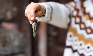 Intestare casa a un figlio senza notaio e tasse, ecco come fare