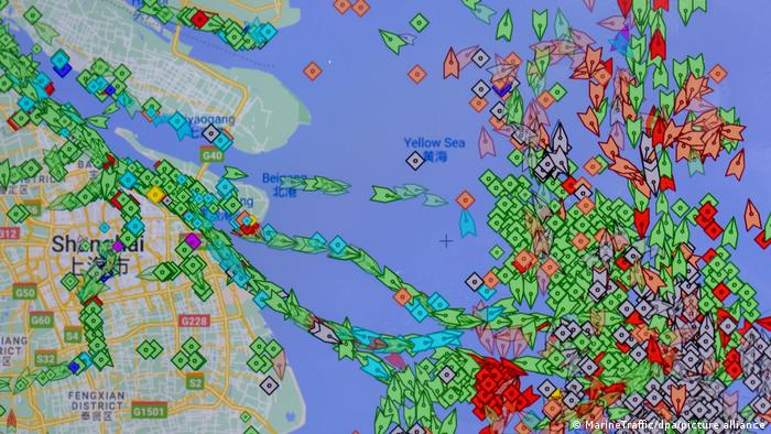 Ingorgo navi al largo di Shanghai