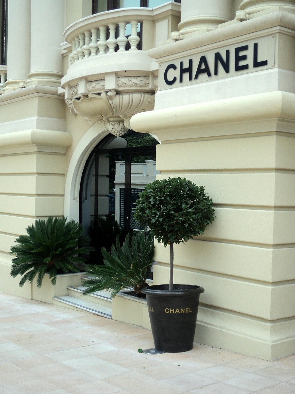 L'idea di lusso evocata da Chanel, con un logo completamente nero