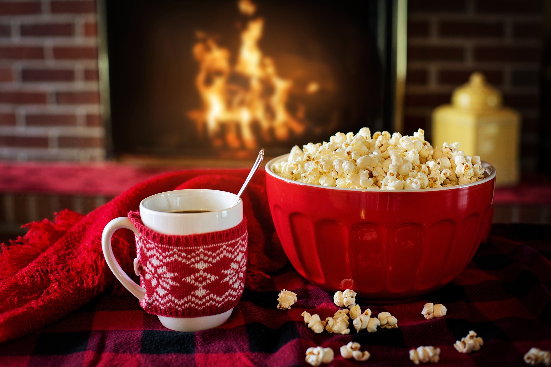 Popcorn, cioccolata calda e camino acceso