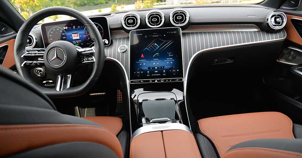 Come collegare il telefono all'auto