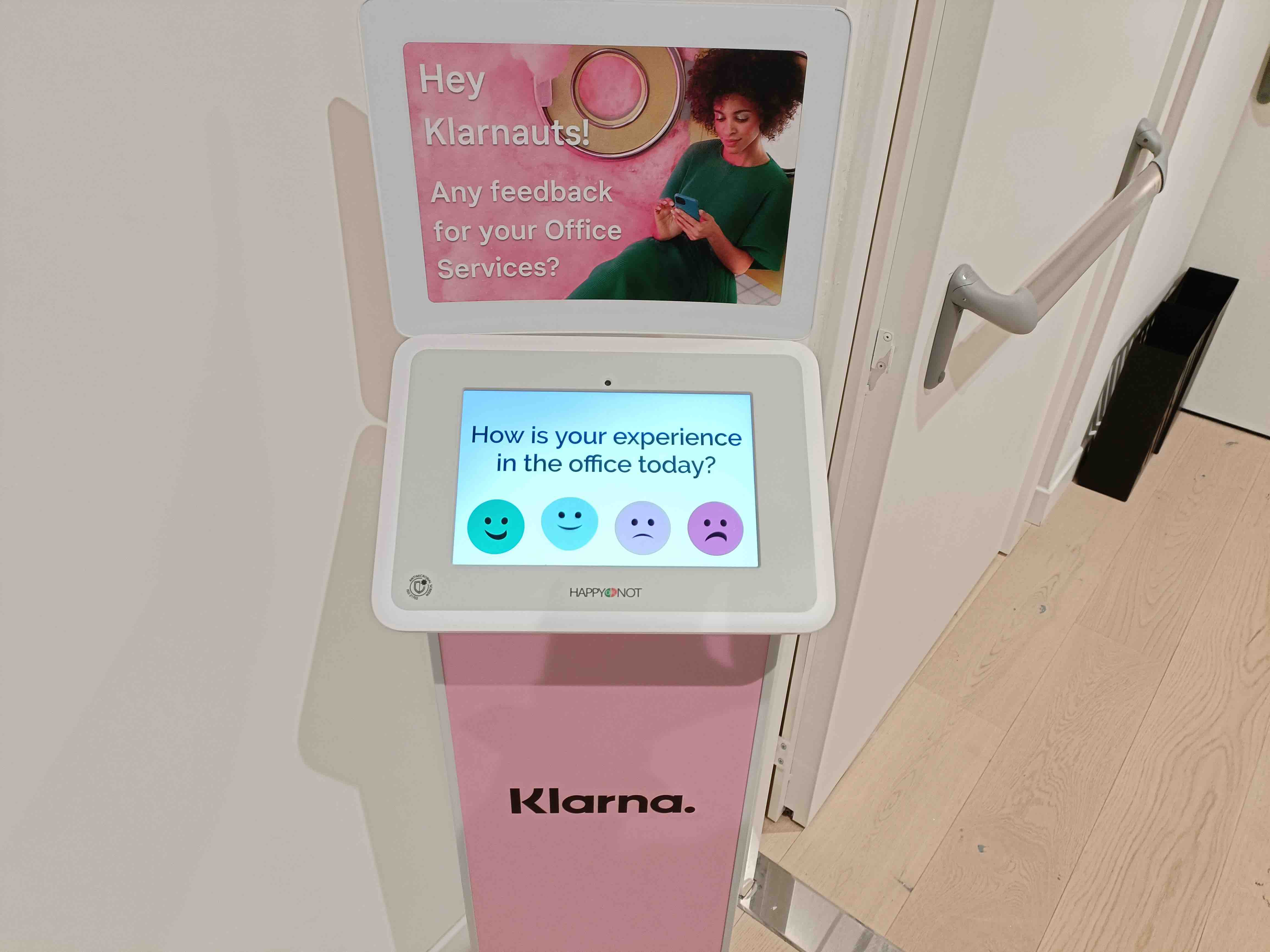 Klarna Totem di feedback nella sede di Milano