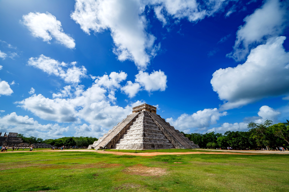 Vista sulla piramide nel sito archeologico di Chichen Itza, Yucatan, Messico