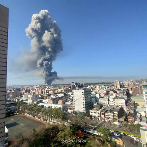 Immagine del rogo al centro logistico di Carrefour a Taoyuan