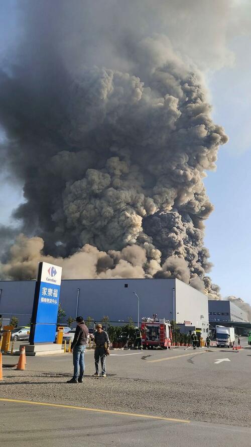 Immagine del rogo al centro logistico di Carrefour a Taoyuan