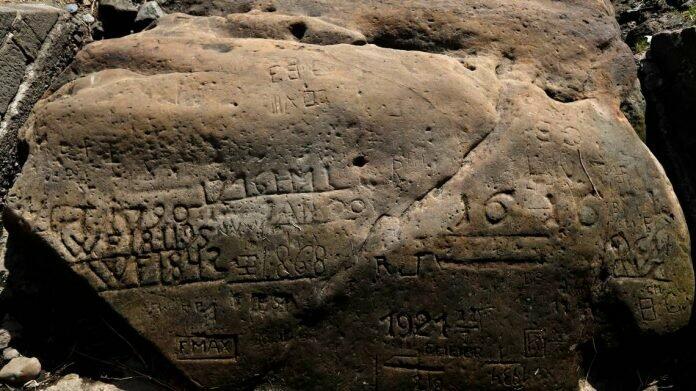 Una delle «pietre della fame» emerse sulla riva del fiume Elba in Repubblica Ceca