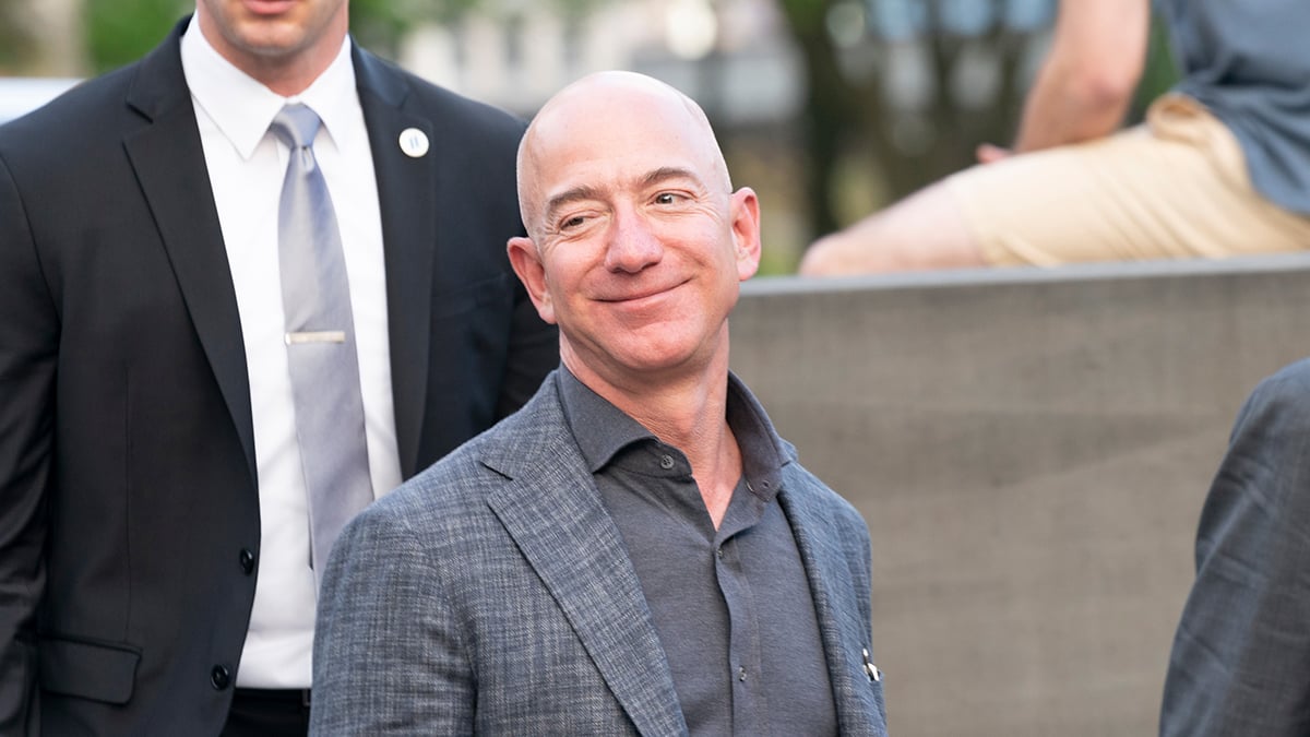 L'auto media americana costa 49.000 dollari. Bezos vuole venderne una a 25.000. Il segnale che gli investitori non possono ignorare