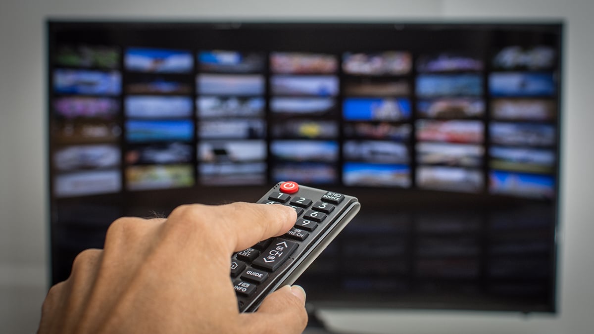 Famiglia italiana con diversi abbonamenti streaming, confronto prezzi e metodi per ridurre la spesa