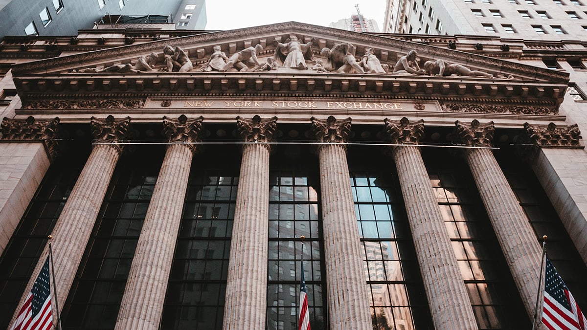 Il Dow Jones crolla di oltre 1.000 punti, ma i dati storici mostrano un recupero nei mesi successivi