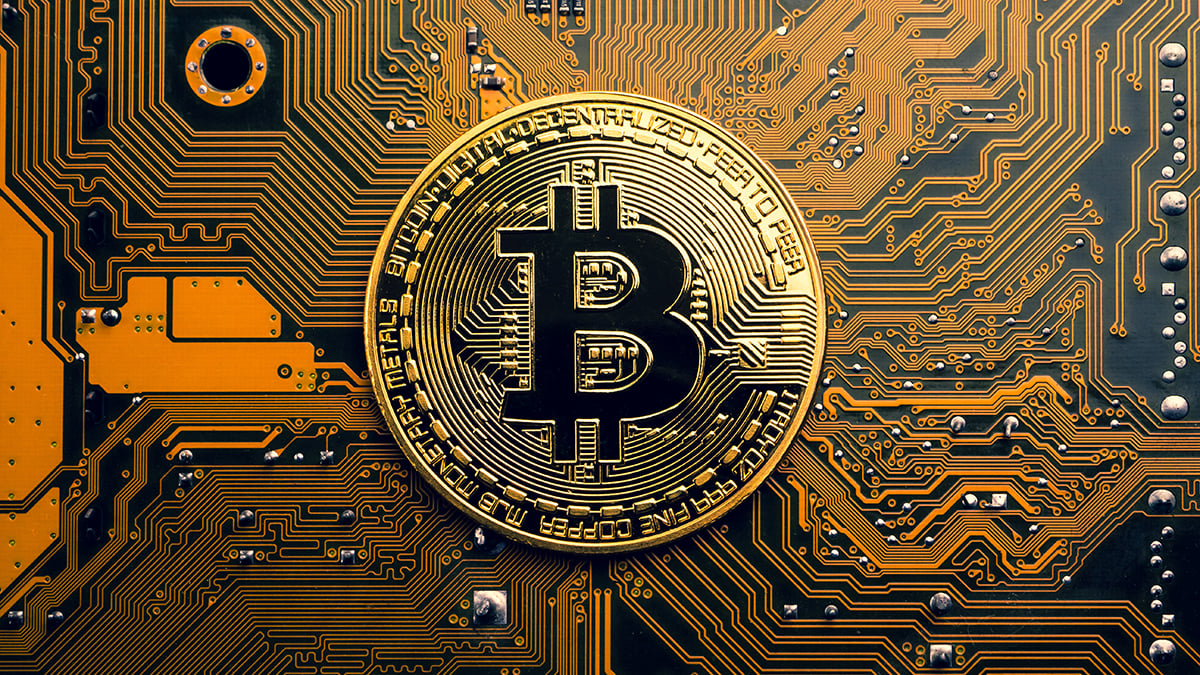 Bitcoin torna a .000 dollari mentre l'oro vola. I due asset stanno mandando lo stesso messaggio?