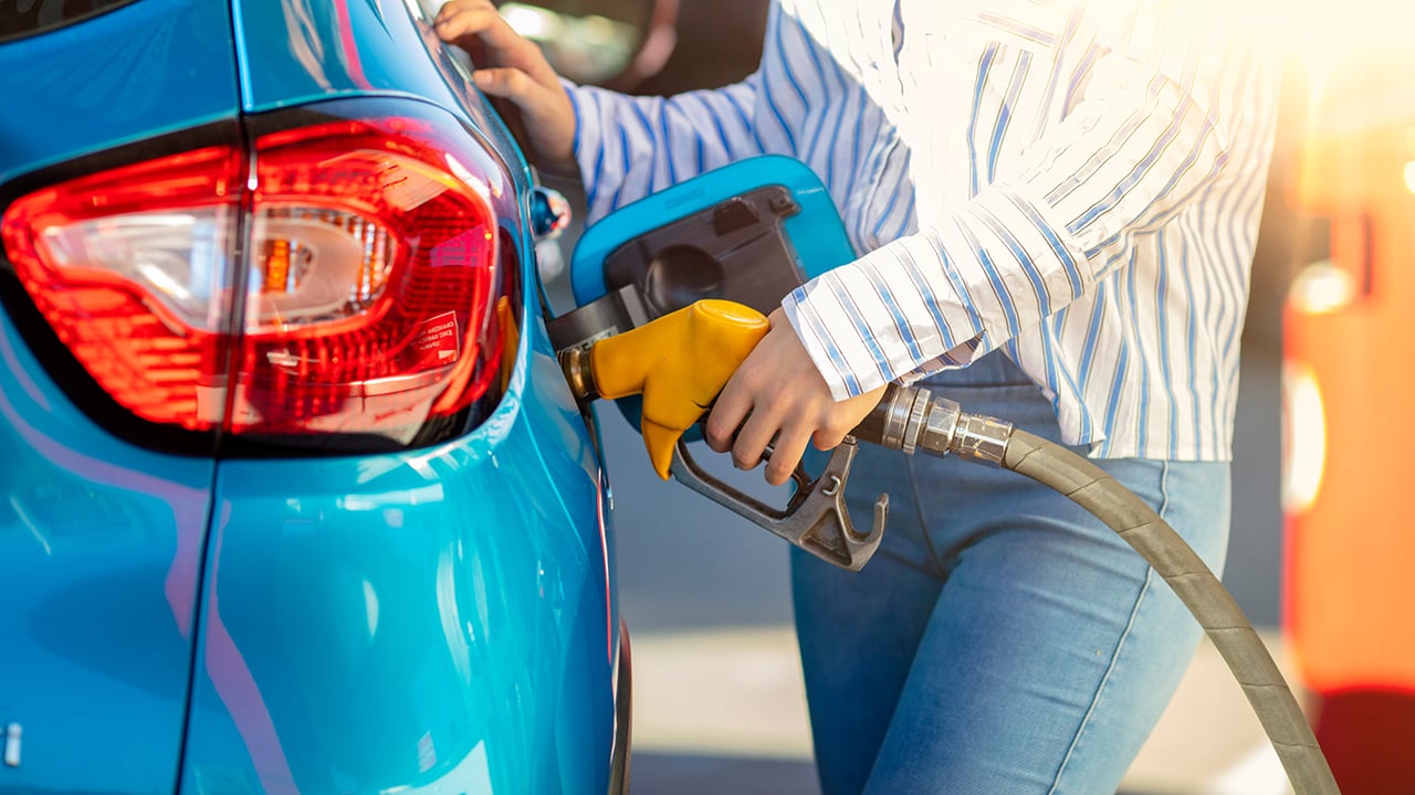 Perché il prezzo della benzina sta salendo e fino a dove può arrivare