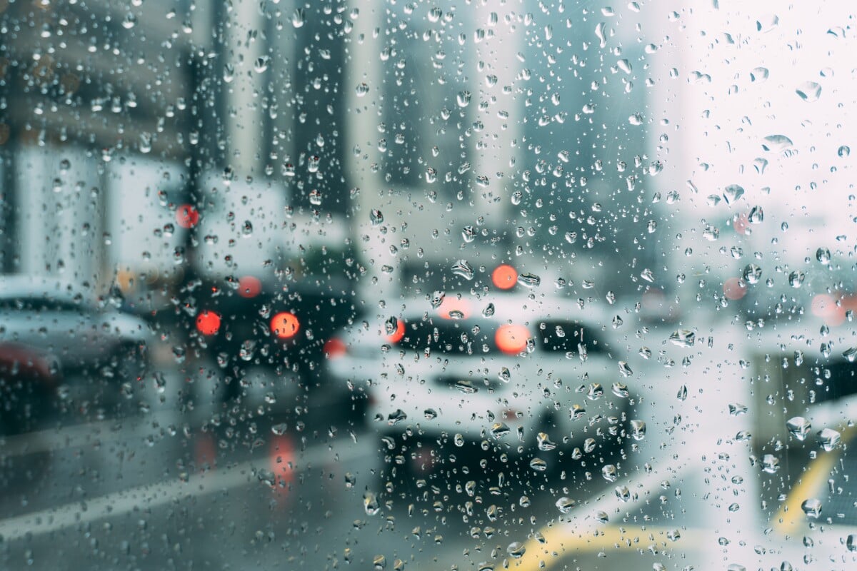 Non è l’acqua, è l’elettricità. Uno studio su Nature riscrive i danni della pioggia sulla carrozzeria auto