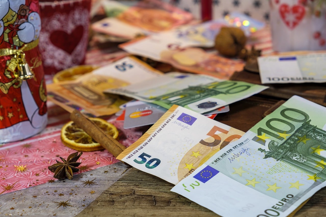 Italy may cut taxes on 13th-month pay from December 2027