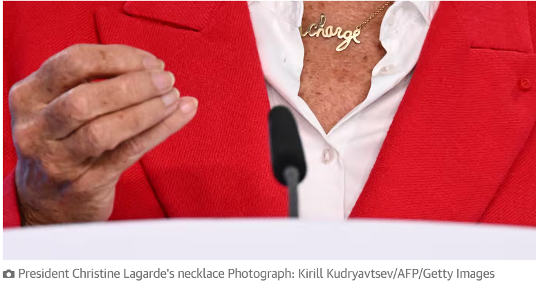 Christine Lagarde indossa una collana con il ciondolo che recita «In Charge»