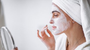 Acido ialuronico e skincare: a cosa serve, quanto costa e prodotti migliori