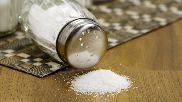 Sai perché dovresti mettere una ciotola con il sale vicino alle finestre?