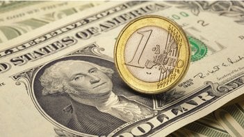Perché i tuoi risparmi in euro potrebbero valere meno ogni anno che passa
