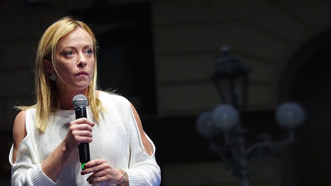 MES, il sangue con cui «firma» la premier è lo stesso usato nei film dell'orrore. Finto