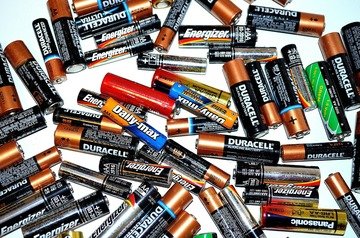 L'UE vieta le batterie non ricaricabili: cosa cambia e da quando