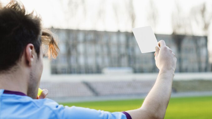 Cos'è il cartellino bianco e quando viene mostrato ai calciatori (e non solo)