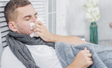 Covid o influenza, i sintomi: i consigli dei medici per evitare il contagio  --- (Fonte immagine: https://www.money.it/local/cache-gd2/02/794b1c3c6b809703c28539bf16fb15.jpg?1702279924)