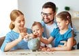 Le famiglie con almeno due figli non pagano le tasse. Ma non in Italia
