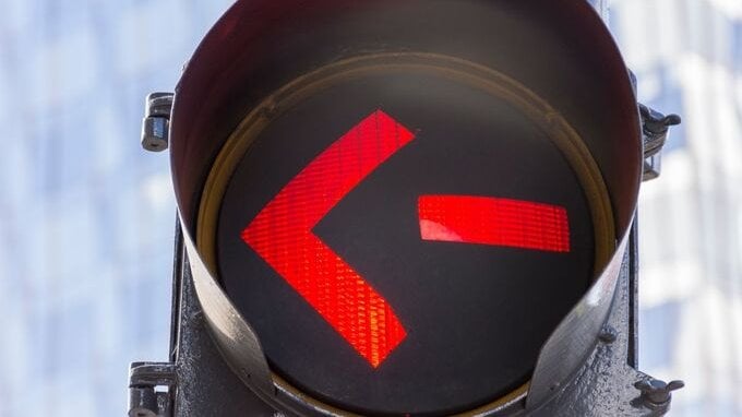 In auto fa' attenzione. Anche al semaforo rosso è vietato, la multa è salata
