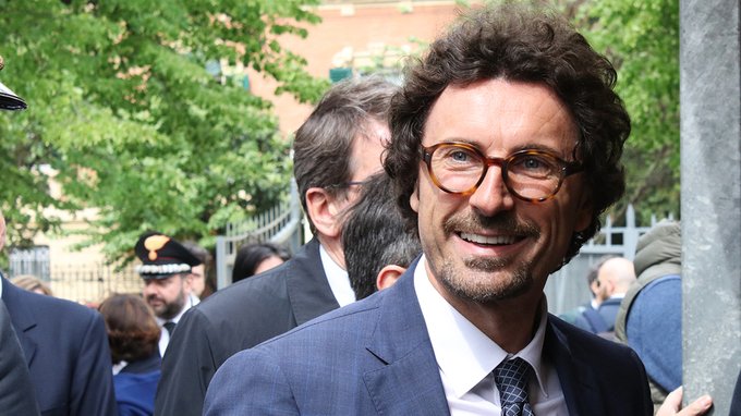 Quanto guadagna Danilo Toninelli? Stipendio e restituzioni del senatore M5S
