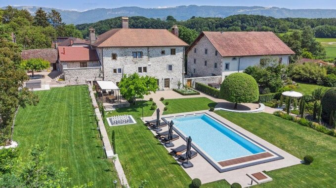 Un castello di 830 metri quadrati è in vendita in Svizzera. Ecco a che prezzo