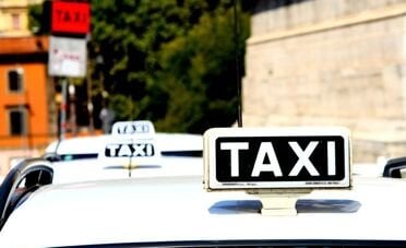 Licenze taxi a peso d'oro, quanto costa davvero diventare tassista nel 2026