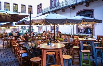 Bar e ristoranti, restano pedane e tavolini all'aperto nelle città: fino a quando varranno ancora le regole anti-Covid