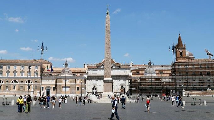 Roma, stretta sugli assembramenti: le zone chiuse nel weekend