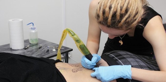 Tatuaggi e tatuatori: nuove regole da gennaio 2022 e colori a rischio eliminazione