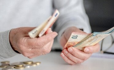 Rubano quasi €300.000 dalle casse dello Stato. Servivano per pagare le pensioni in Australia