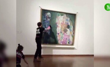 Clima, a Vienna attivisti imbrattano quadro di Klimt con un liquido nero: opera era protetta da un vetro
