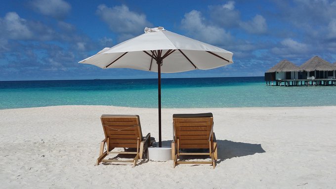 Caro spiagge, ecco i 7 consigli da seguire per risparmiare su ombrellone e lettini