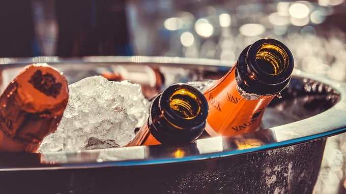 Ecstasy nello champagne, è allarme: quali sono le bottiglie a rischio e conseguenze