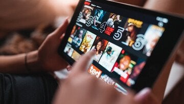 Abbonamenti doppi in casa, quanto costano davvero in un anno?