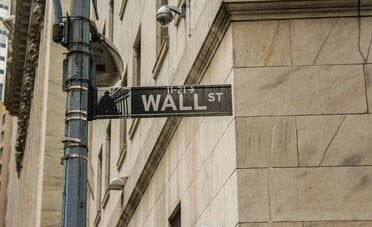Wall Street si mette sulla difensiva. Ed Yardeni taglia il target dell'S&P 500 a 7.900 punti