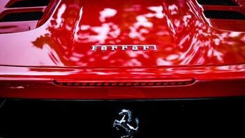Azioni Ferrari, come cambiano le previsioni con le vendite della Luce oltre le attese