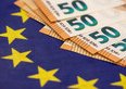 Mai così tante banconote in euro, ma il loro valore totale è in calo