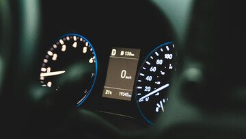 A che velocità devi guidare per proteggere il motore dell'auto?