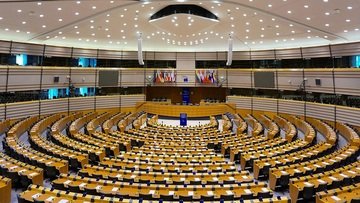 Il Parlamento Ue contro il governo Meloni: condanna su stop a registrazioni dei figli delle coppie gay