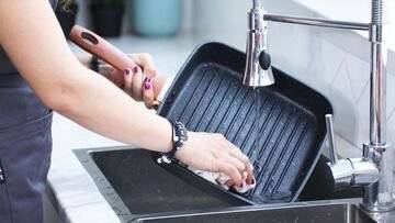 I detersivi per i piatti peggiori secondo i test: ecco quali sono