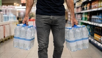Addio alle casse dell'acqua in bottiglia con il nuovo regolamento UE, cosa sappiamo a riguardo