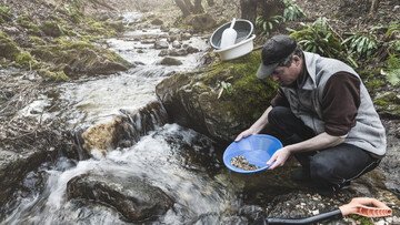 Trova 150 tonnellate d'oro nella sua proprietà, ma non ottiene nulla. Ecco perché