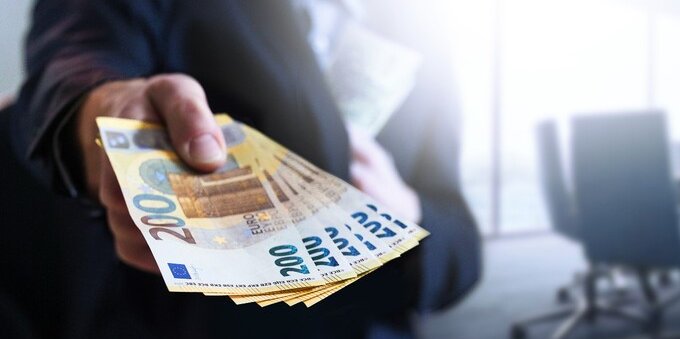 Bonus 200 euro pagato anche senza requisiti: così l'Inps valuta chi deve restituirlo