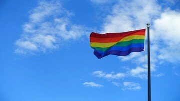 Odiare la comunità LGBTQ+ costa oltre 700 milioni di euro