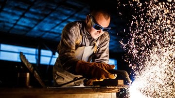Pensioni, a che età ci va chi lavora in fabbrica e le novità per il prossimo anno