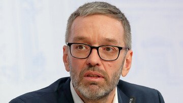 L'FPÖ troppo «filo-russo»? Le mosse dell'establishment contro il partito anti-sanzioni